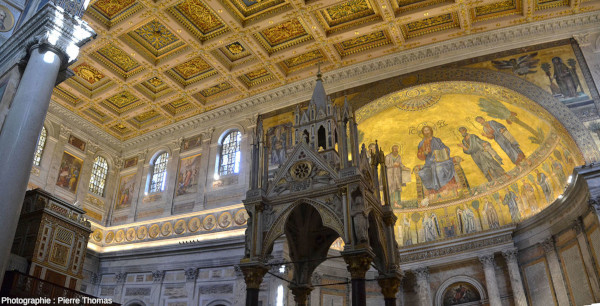 Vue globale sur le haut des murs de la branche Nord du transept de la basilique Saint-Paul-hors-les-Murs (Rome), percés de vitraux