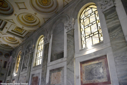 Vue sur trois des vitraux éclairant la nef latérale Sud de la basilique Saint-Paul-hors-les-Murs (Rome)