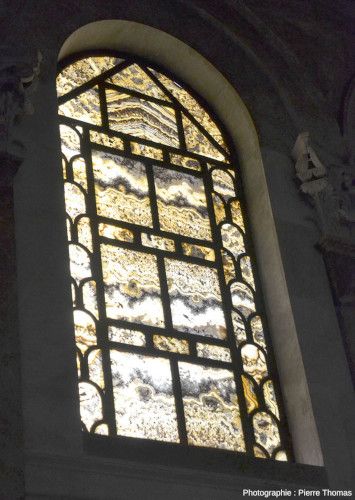 Vue de détail d'un vitrail fait de tranches fines d'albâtre, nef latérale Sud de la basilique Saint-Paul-hors-les-Murs (Rome)