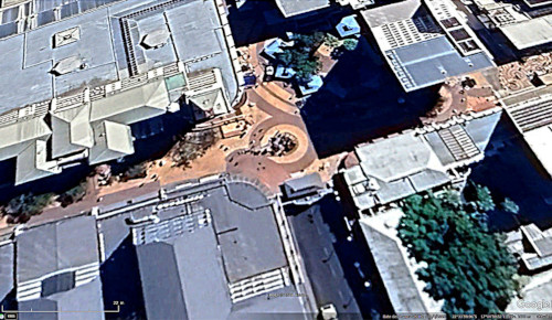 Vue aérienne du Post Street Mall, une place de Windhoek (Namibie), au centre de l'image