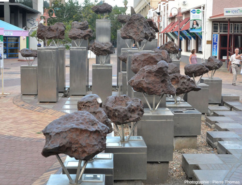 Vue d'ensemble sur l'installation présentant les fragments de la météorite de Gibeon sur le Post Street Mall, Windhoek (Namibie)