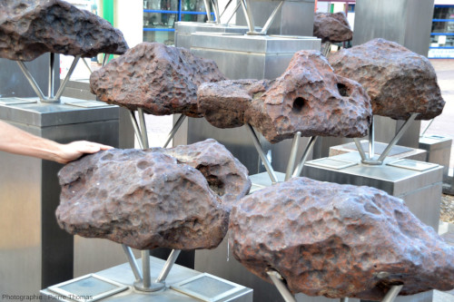Vue partielle sur l'installation présentant les fragments de la météorite de Gibeon sur le Post Street Mall, Windhoek (Namibie)