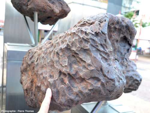 Un fragment de la météorite de Gibeon exposé sur le Post Street Mall, Windhoek (Namibie)
