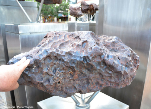 Fragment de la météorite de Gibeon exposé sur le Post Street Mall, Windhoek (Namibie)