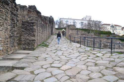 La “voie romaine” contournant le haut du théâtre antique de Fourvière (Lyon, Rhône)