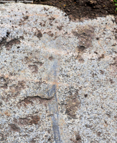 Zoom sur une dalle de granite ayant une histoire relativement complexe, voie romaine de Fourvière (Lyon, Rhône)