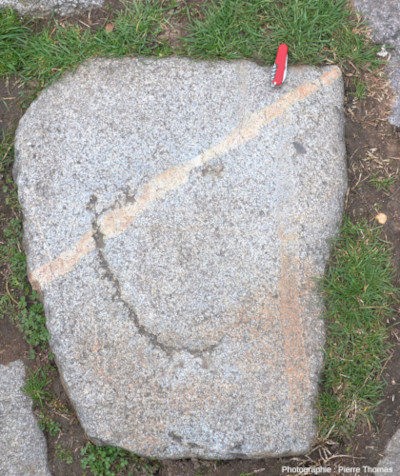 Vue d'ensemble sur une dalle de granite avec un filon décalant une bande grise, voie romaine de Fourvière (Lyon, Rhône)