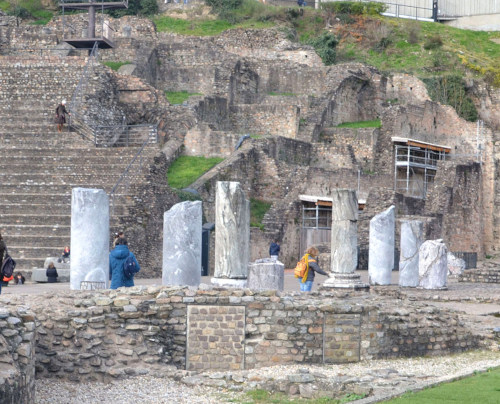 Vue sur quelques-uns des fragments de colonnes claires en marbres du théâtre de Fourvière, pas forcément en place et qui proviennent des ruines fouillées au milieu du XXe siècle (Lyon, Rhône)