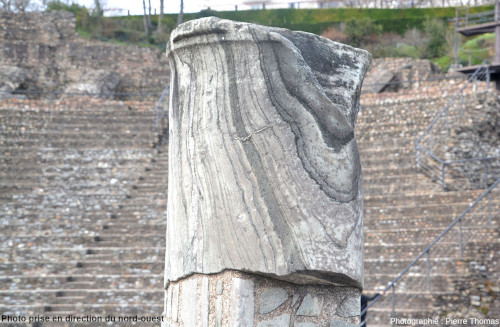Zoom sur le haut de la colonne précédente montrant que ce qu'un géologue débutant prendrait pour un pli (ici, un mini-synclinal), théâtre antique de Fourvière