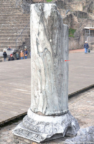 Une colonne du théâtre antique de Fourvière (Lyon, Rhône) montrant des filons/lentilles de calcite étirés voire boudinés par des évènements tectono-métamorphiques