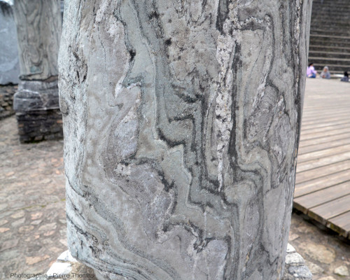 Vue partielle sur le coté Nord-Est d'une colonne du théâtre antique de Fourvière (Lyon, Rhône)