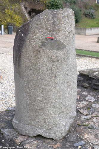 Une colonne de granite du théâtre antique de Fourvière (Lyon, Rhône)