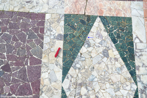Motifs géométriques faits de plusieurs types de plaquettes de “marbres” : porphyres rouge et vert, “marbres” jaune et blanc, théâtre de l'Odéon, Fourvière (Lyon, Rhône)