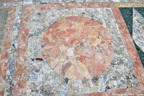 Vue d'ensemble sur un cercle composé de ce que le panneau explicatif appelle « marbre jaune (Tunisie) », scène de l'Odéon, petit théâtre romain de Fourvière (Lyon)