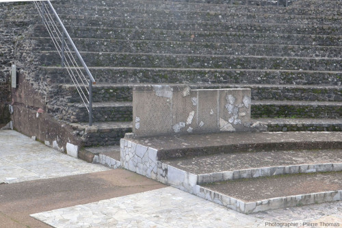 Vue d'ensemble sur ce qui reste du pavement de marbre blanc (marbre de Carrare) et de ses sculptures formant des motifs végétaux, petit théâtre romain de Fourvière (Lyon, Rhône)
