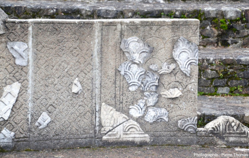 Zoom sur ce qui reste du pavement de marbre blanc (marbre de Carrare) et de ses sculptures formant des motifs végétaux, petit théâtre romain de Fourvière (Lyon, Rhône)