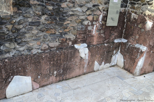 Zoom sur ce qui reste du placage de marbre de Carrare décorant les murs des voies d'accès à l'intérieur de l'Odéon, colline de Fourvière (Lyon, Rhône)