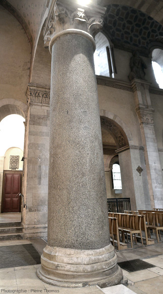 Une des quatre colonnes de granite soutenant la coupole situés à la croisée du transept, sous le “clocher” de la basilique d'Ainay (Lyon, Rhône)