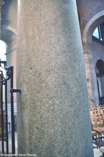 L'une des quatre colonnes de granite de la basilique d'Ainay (Lyon, Rhône)