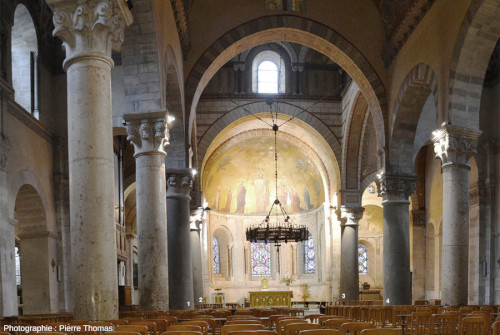 Vue sur la nef, le transept et le chœur de la basilique d'Ainay (Lyon, Rhône)