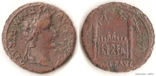 Les deux faces d'une monnaie trouvée en Saône et Loire et probablement frappée sous Tibère en l'an +14