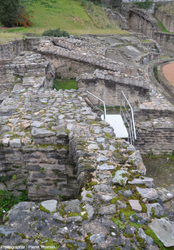 Vue d'ensemble sur ce qui reste des murs ayant formé le soubassement de l'amphithéâtre des Trois Gaules (Croix-Rousse, Lyon)