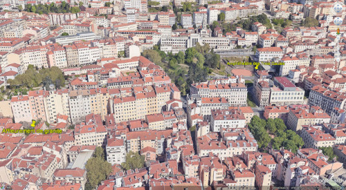 Vue aérienne localisant un affleurement de granite (punaise jaune de gauche) en pleine ville de Lyon, à 300 m de l'amphithéâtre des Trois Gaules (punaise de droite)