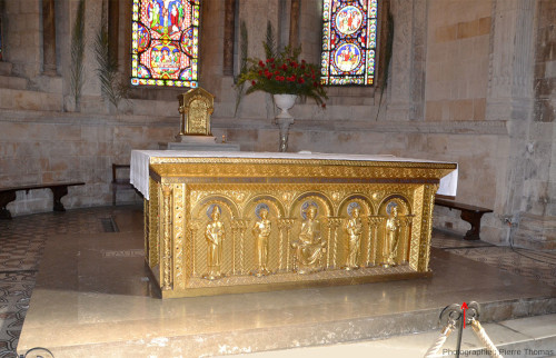 Le maitre-autel (récent) posé sur une estrade faite de ce qui ressemble à du calcaire à taches contenant des ammonites (au moins six tout autour de l'autel), basilique d'Ainay (Lyon, Rhône)