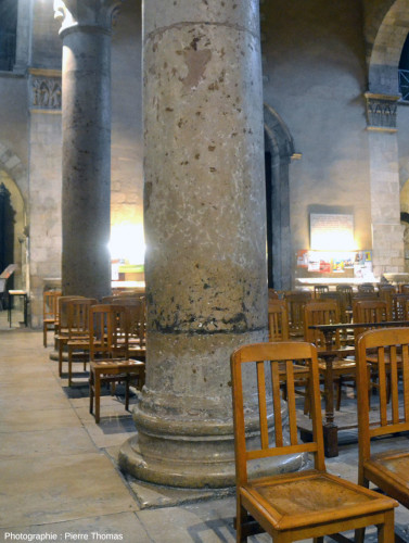 Une des colonnes de la nef de la basilique d'Ainay (Lyon, Rhône) montrant un réseau de veines claires, contournées et ramifiées jaunâtres et se détachant nettement dans le calcaire patiné