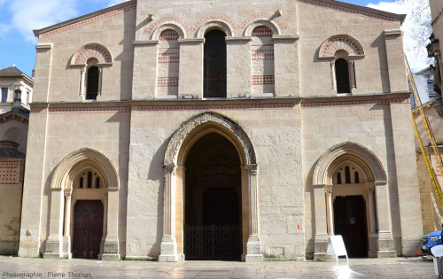 Base de la façade principale (la façade Ouest) de la basilique d'Ainay (Lyon, Rhône)