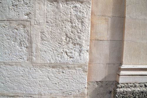 Détail sur le mur (L rouge sur la figure 12) de la façade Ouest de la basilique d'Ainay (Lyon, Rhône), mur ici ni peint, ni crépis, ni bouchardé…
