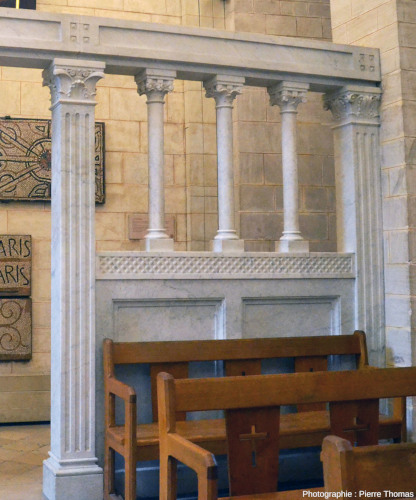 Partie du portique en marbre, sans doute en marbre de Carrare, limitant la chapelle Sainte Blandine dans la basilique d'Ainay