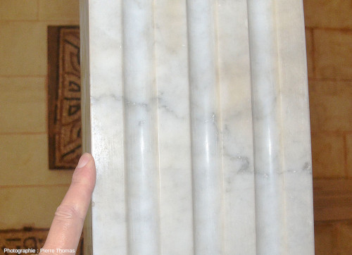 Détail de la colonne à section carrée de gauche de la figure précédente montrant que le marbre de Carrare, comme le choin de Villebois, est aussi affecté par des joints stylolitiques