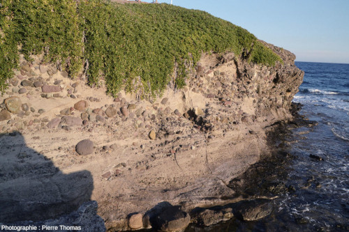 Une des falaises du Cap d'Ail, près de Monaco, montrant l'allure générale des pyroclastites andésitiques, dépôts très similaires à ceux de Biot – Villeneuve-Loubet, Alpes Maritimes