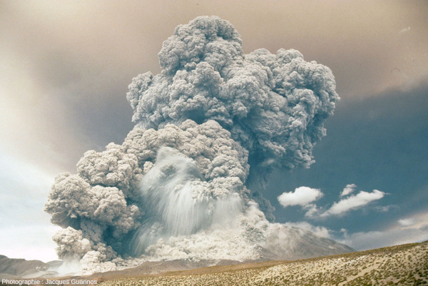 Une phase de l'éruption du Lascar, volcan chilien, le 19 avril 1993