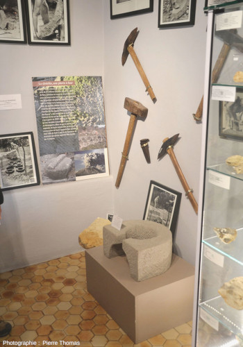 Pièce d'un four taillée dans des cinérites et outils utilisés par les carriers et les tailleurs, musée de Biot (Alpes Maritimes)