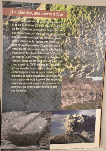 Affiche du musée expliquant ce qu'est la « pierre à four » de Biot