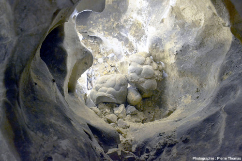 Rognons de silex, entiers ou fragmentés, silex partiellement dégagés de leu “gangue” calcaire, grottes de Thouzon (Vaucluse)