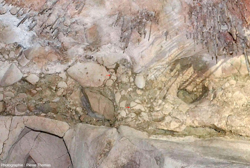 Détail de la bande de brèche de la figure 18, grottes de Thouzon (Le Thor, Vaucluse)