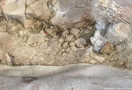 Zoom sur une partie de la bande de brèche de la figure 18, grottes de Thouzon (Le Thor, Vaucluse)