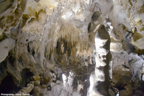 Stalagmites et stalactites dans les grottes de Thouzon (Le Thor, Vaucluse)