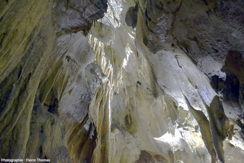 Stalactites et draperies dans les grottes de Thouzon (Le Thor, Vaucluse)