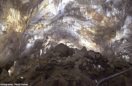 Stalactites et stalagmites dans les grottes de Thouzon (Le Thor, Vaucluse)