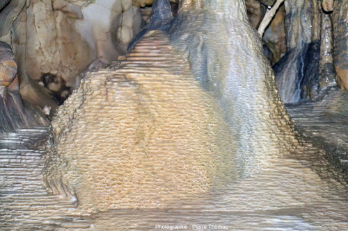 Petit dôme au pied d'une stalagmite présentant une surface parsemée de gours dans les grottes de Thouzon (Le Thor, Vaucluse)