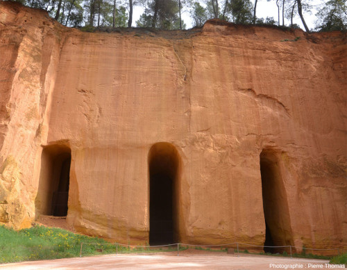Détail sur trois des plus grandes entrées au centre de l'ancien front de taille des mines d'ocre de Bruoux (Vaucluse)