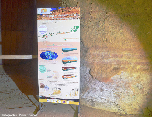 Entrée des galeries de la mine de Bruoux (Vaucluse) ouvertes à la visite et panneau explicatif sur l'origine géologique des ocres de Provence
