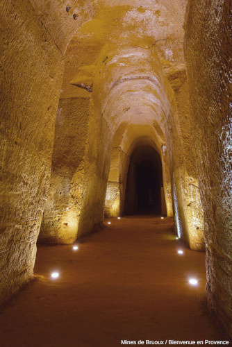 Vue de l'intérieur des mines de Bruoux (Vaucluse), exploitées par la méthode dite des « chambres et piliers »