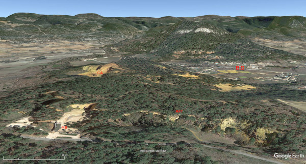 Vue aérienne localisant les mines de Bruoux (MB), l'ancien font de taille des figures précédentes (AFT), la carrière actuellement exploitée par la Société des Ocres de France (CA) et des bassins de décantation (BD)