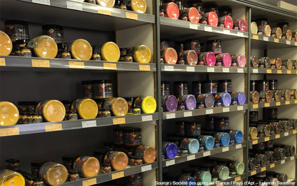 Rayonnages de la boutique showroom où la SOF expose ses différents types d'ocre, ainsi que d'autres colorants synthétiques, Apt (Vaucluse)
