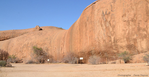 Cadre morphologique du site de Small Bushman Paradise dans le massif granitique du Spitzkoppe en Namibie